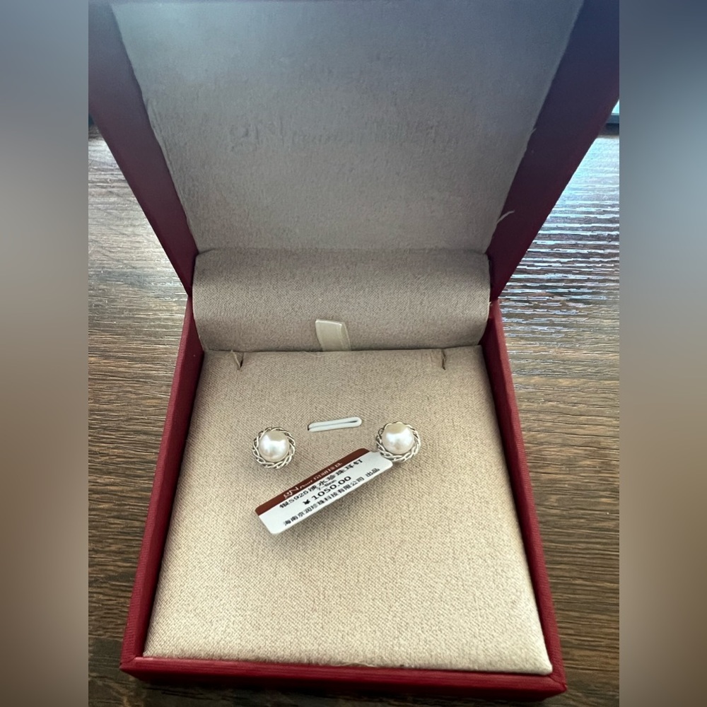 NWT Pearl Earring